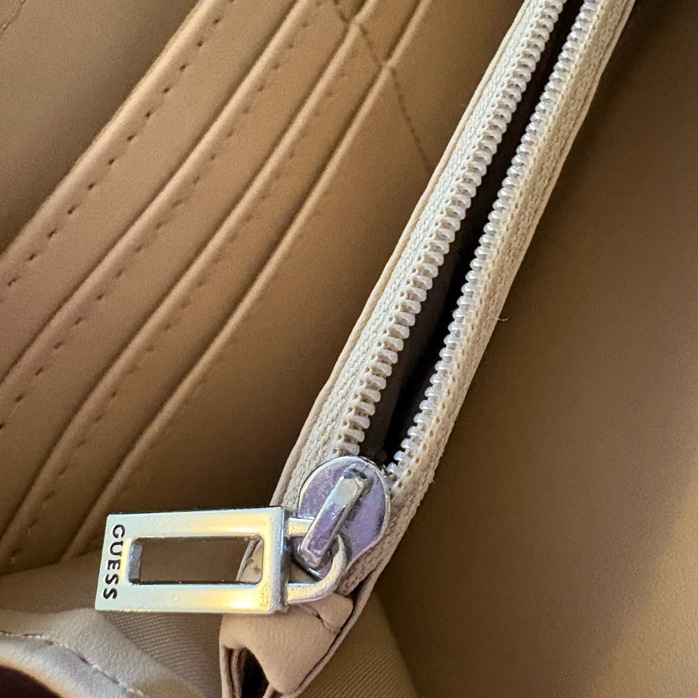 Guess Wallet - Picture 7 of 10